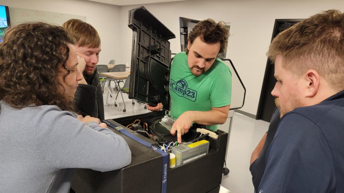 4 technicians training on Truma produces