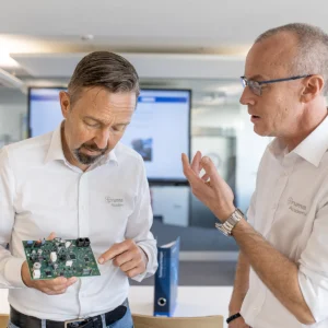 Zwei Truma Academy Mitarbeitende demonstrieren Heiztechnik am Modell